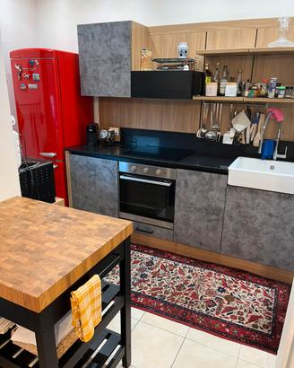 Cucina completa moderna con elettrodomestici