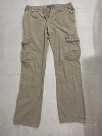 pantaloni verdi con tasche
