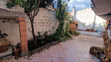 Bivano con cortile privato e posto auto