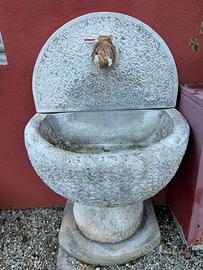 Fontana, panchina e vaso da giardino