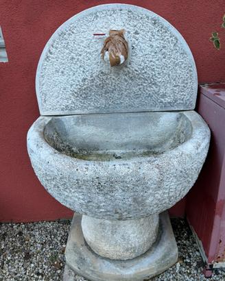 Fontana, panchina e vaso da giardino