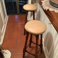 Sgabelli in legno e pelle