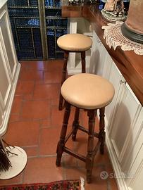 Sgabelli in legno e pelle