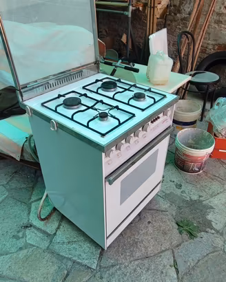 Cucina e forno  Lofra 4 fuochi usata pochissimo!