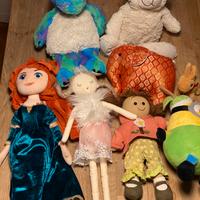 Assortimento bambole e peluche