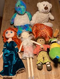 Assortimento bambole e peluche