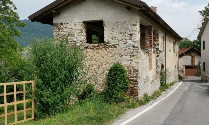 Rustico/Casale in pietra a Viola