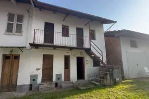 Casa indipendente su tre livelli con cortile