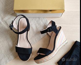 sandalo nero con zeppa 