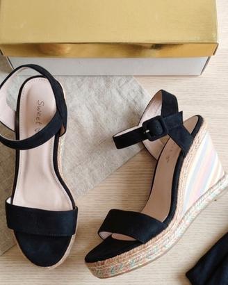 sandalo nero con zeppa 