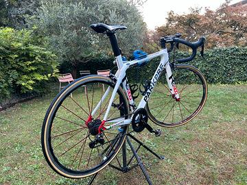 Bici da corsa in carbonio con  R fulcrum racing 0