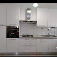 Cucina completa con elettrodomestici