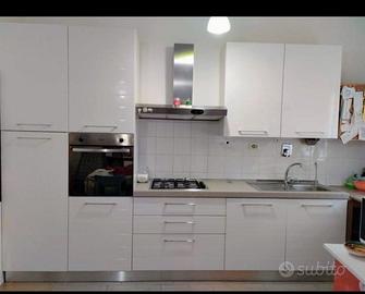 Cucina completa con elettrodomestici