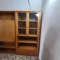 Letto a scomparsa con scrittoio e vetrinetta 