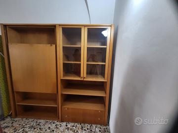 Letto a scomparsa con scrittoio e vetrinetta 