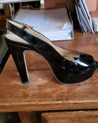 scarpe in vernice nera 