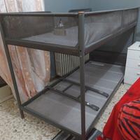 Letto a castello in metallo solido e moderno 