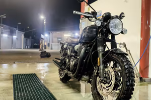 Triumph Bonneville T120 customizzata su modelloACE
