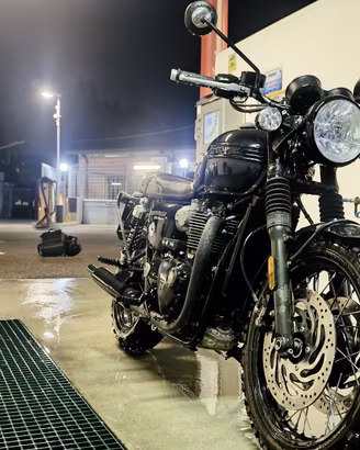 Triumph Bonneville T120 customizzata su modelloACE