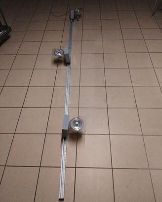 Binario elettrificato con faretti