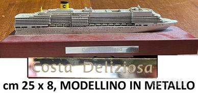 Modellini in scala di navi da crociera