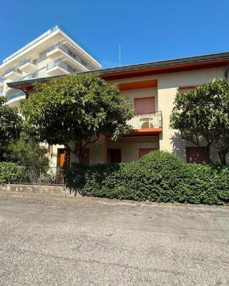 PALAZZINA PLURIFAMILIARE CON 4 APPARTAMENTI E A...