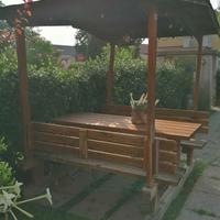 Gazebo in legno con tavolo