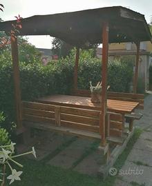 Gazebo in legno con tavolo