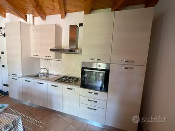 Cucina seminuova, lunghezza 3 metri e 30 cent