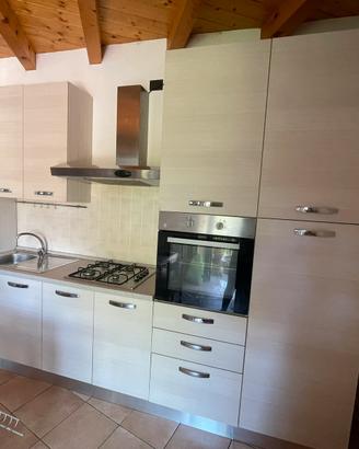 Cucina seminuova, lunghezza 3 metri e 30 cent