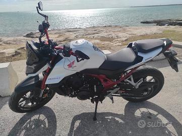 Honda Hornet 750 depotenziata accessoriata