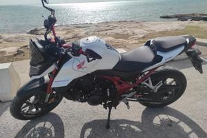 Honda Hornet 750 depotenziata accessoriata