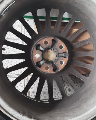 4 ruote con cerchi in lega 