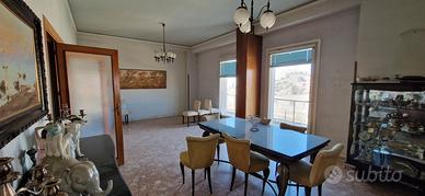 Ampio appartamento panoramico in via Colajanni