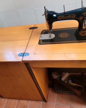 Macchina da cucire vintage Mundlos 111 con mobile
