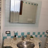 Lavandino e specchio da bagno