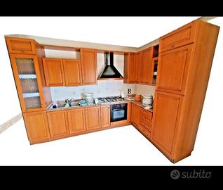 Cucina angolare di legno usata. Top In Marmo