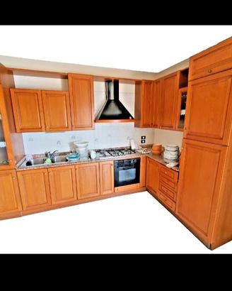 Cucina angolare di legno usata. Top In Marmo
