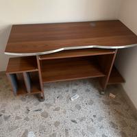 Scrivania con ripiano estraibile per tastiera