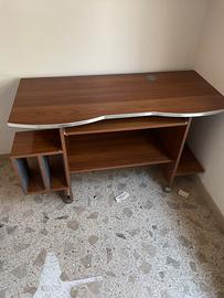 Scrivania con ripiano estraibile per tastiera