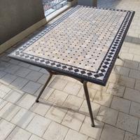 Tavolo da esterno in ferro con piano mosaico