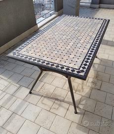 Tavolo da esterno in ferro con piano mosaico