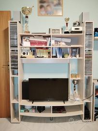 Parete attrezzata in legno chiaro