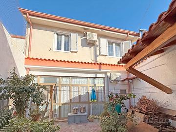 Casa indipendente con doppio cortile