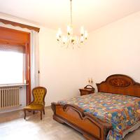 Ampia villa su strada principale