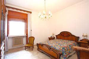 Ampia villa su strada principale