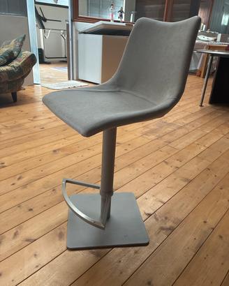 Sgabello alto girevole da bar/cucina stile moderno
