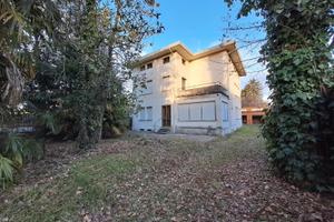 CASA INDIPENDENTE CON AMPIO GIARDINO