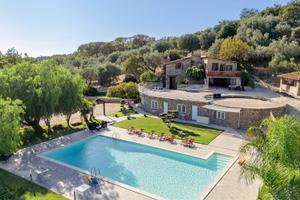 Appartamento con piscina a pochi minuti dal mare