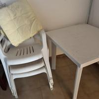 Tavolo e sedie da giardino di plastica bianco